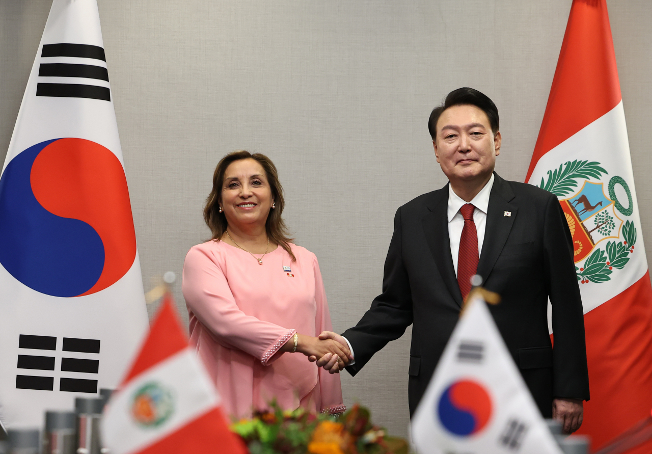 아시아태평양경제협력체(APEC) 정상회의 참석차 미국을 방문한 윤석열 대통령이 16일(현지시간) 샌프란시스코 한 호텔에서 열린 한·페루 정상회담에서 디나 볼루아르테 페루 대통령과 기념촬영을 하고 있다. [연합]