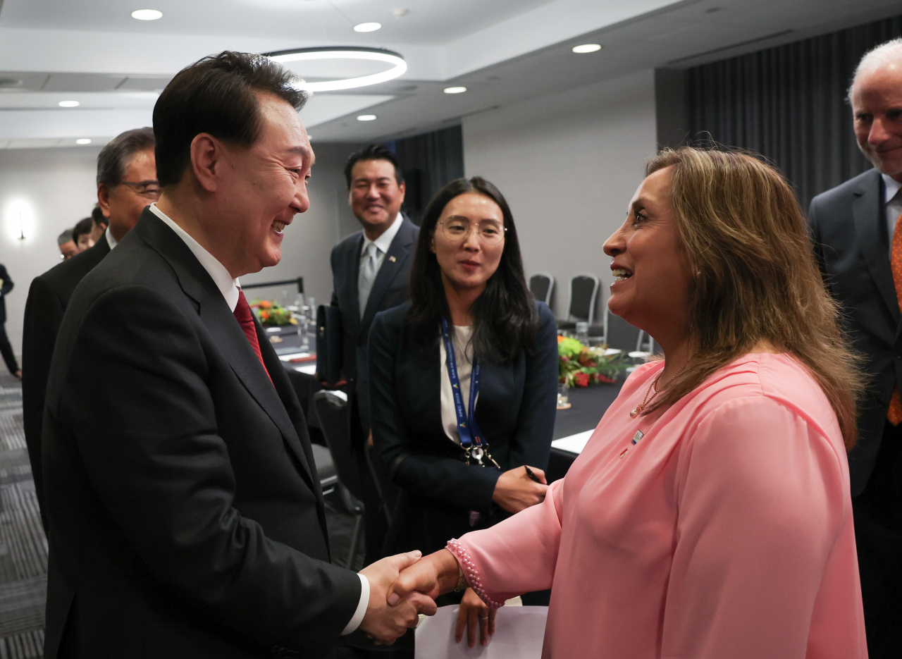 아시아태평양경제협력체(APEC) 정상회의 참석차 미국을 방문한 윤석열 대통령이 16일(현지시간) 샌프란시스코 한 호텔에서 한·페루 정상회담을 마치고 디나 볼루아르테 페루 대통령과 헤어지며 악수하고 있다. [연합]