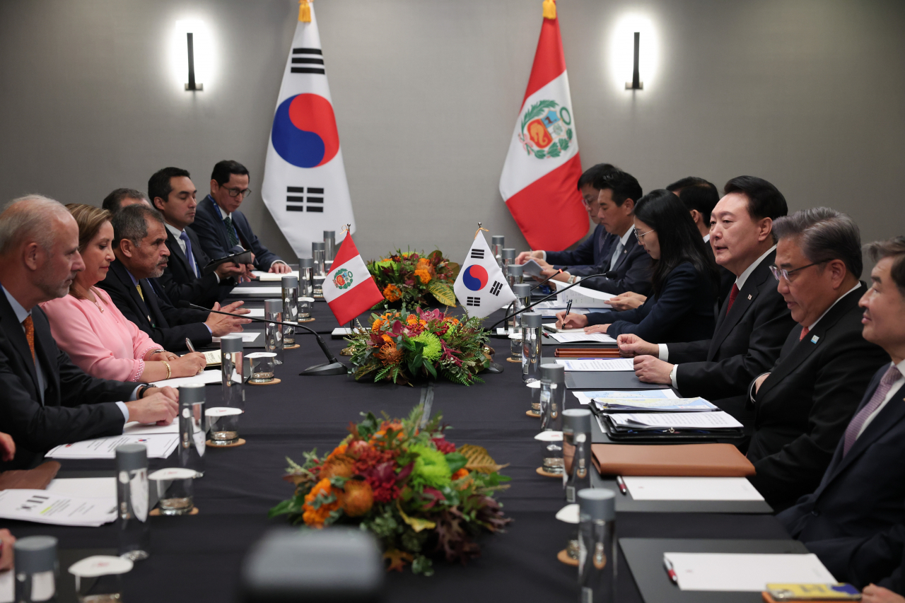 아시아태평양경제협력체(APEC) 정상회의 참석차 미국을 방문한 윤석열 대통령이 16일(현지시간) 샌프란시스코 한 호텔에서 열린 디나 볼루아르테 페루 대통령과의 한·페루 정상회담에서 발언하고 있다. [연합]