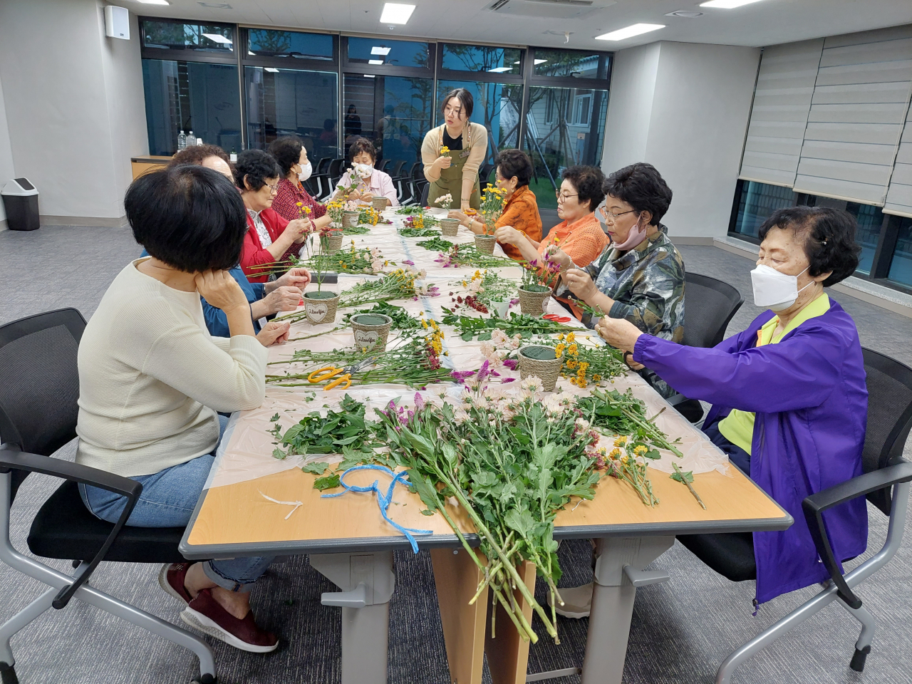 강북구 원예 치료 프로그램에서 어르신들이 가을꽃을 이용해 화분을 꾸미고 있다. [강북구 제공]