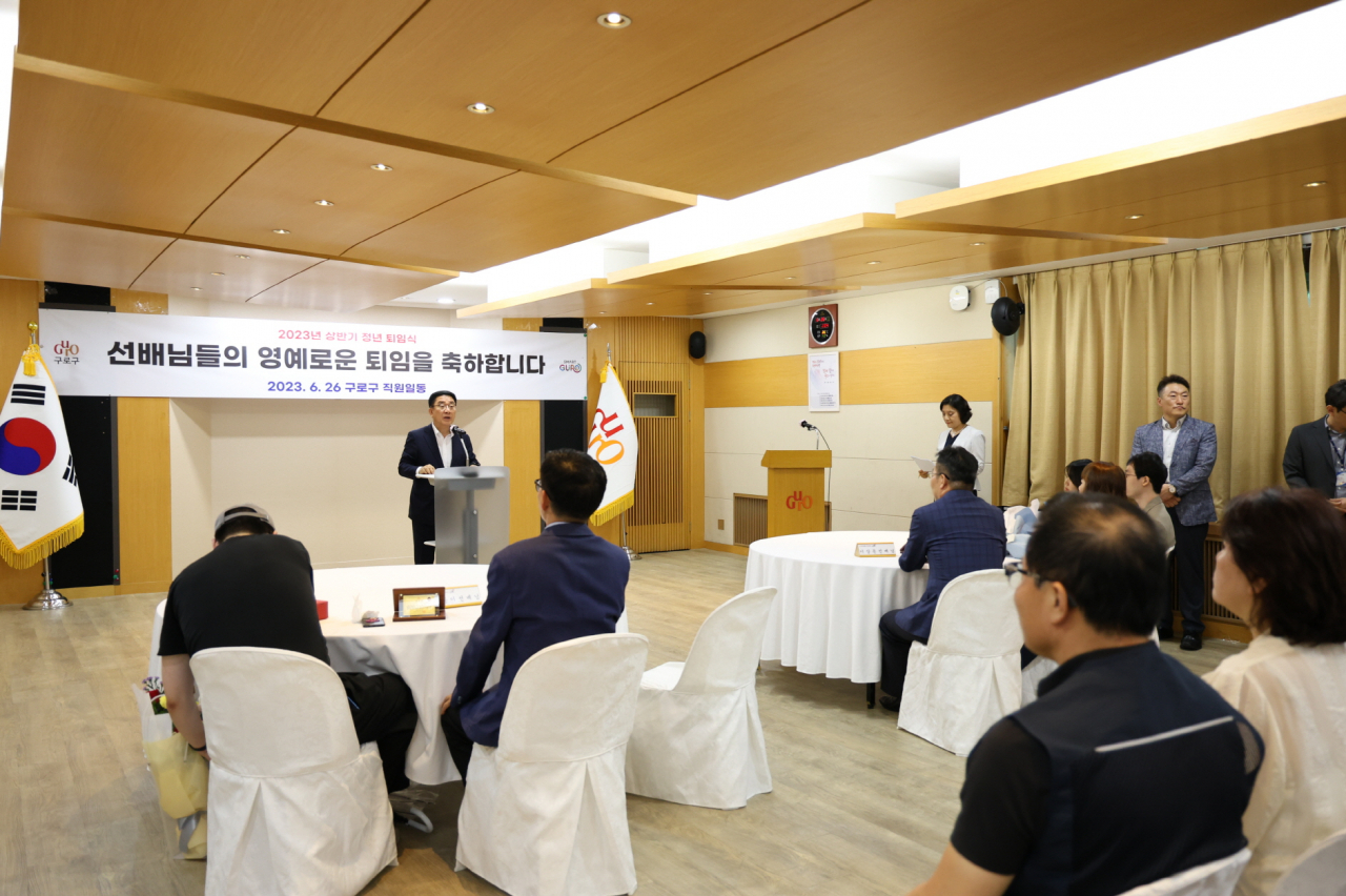 서울 구로구는 소속 공무원의 직무 관련 소송 지원을 퇴직 후까지 확대한다고 17일 밝혔다. 문헌일 구로구청장이 올해 상반기 정년 퇴임식에서 인사말을 하고 있다.[구로구 제공]