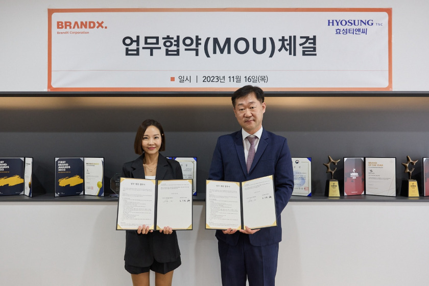 임장규(오른쪽) 효성티앤씨 상무와 이수연 브랜드엑스코퍼레이션 대표가 MOU 체결 이후 기념사진을 촬영하고 있다. [효성티앤씨 제공]