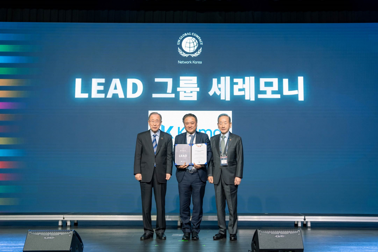 (왼쪽부터)반기문 전 유엔사무총장, 안병준 한국콜마홀딩스 대표이사, 이동건 UNGC한국협회 회장이 '2024년도 LEAD 그룹' 위촉 행사 후 기념 사진을 찍고 있다.[한국콜마홀딩스 제공]