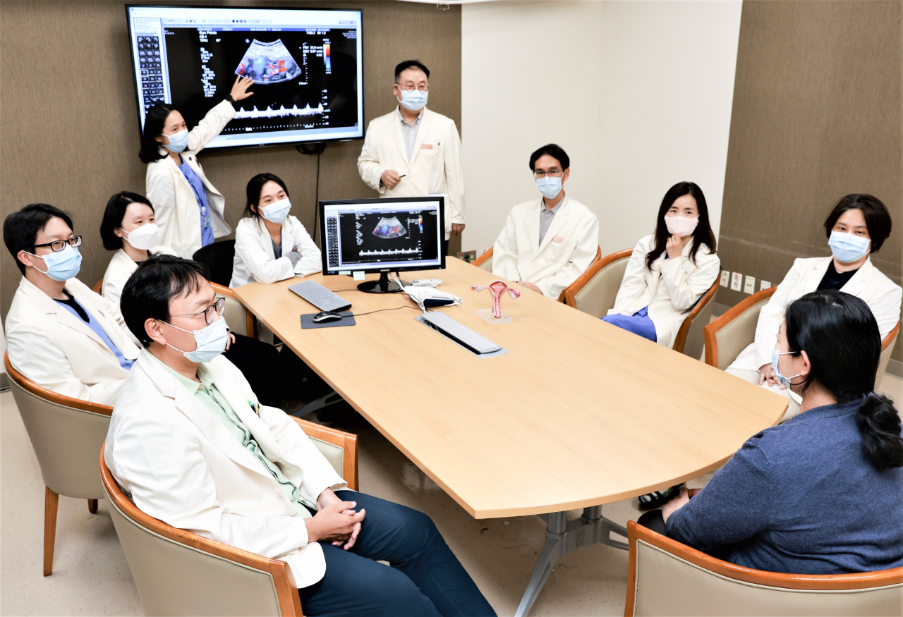 삼성서울병원 다학제 자궁이식팀: 박재범·이교원 이식외과 교수, 박성해 이식외과 임상강사, 오수영·이유영·이동윤·김성은·노준호 산부인과 교수, 임소영 성형외과 교수, 김찬교 영상의학과 교수, 김민제 영상의학과 임상강사, 김현수 병리과 교수, 고재훈 감염내과 교수, 정선우 변호사, 최주영 간호사.