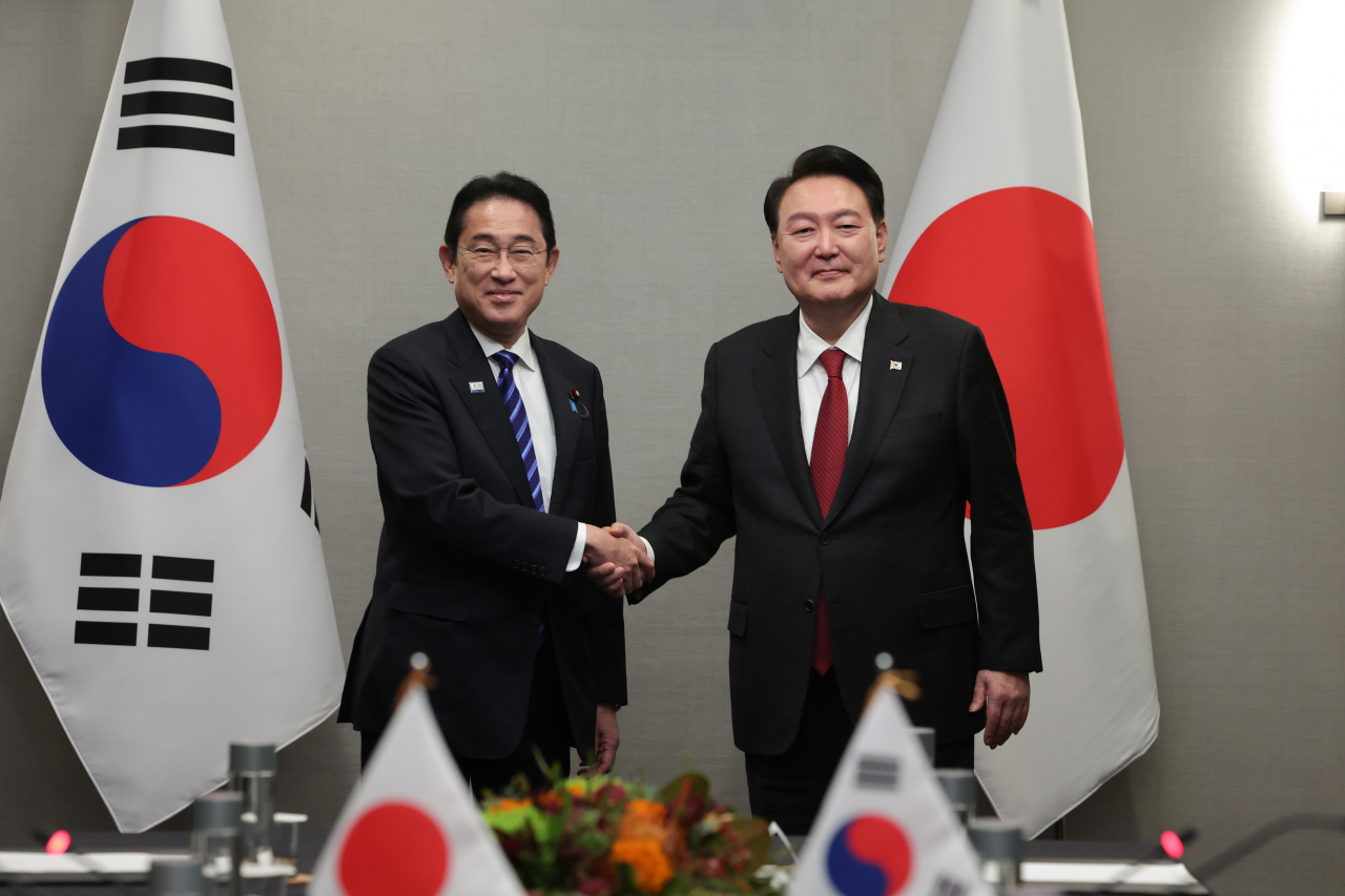 아시아태평양경제협력체(APEC) 정상회의 참석차 미국을 방문한 윤석열 대통령이 16일(현지시간) 샌프란시스코 한 호텔에서 열린 한일 정상회담에서 기시다 후미오 일본 총리와 악수하며 기념촬영을 하고 있다.[연합]