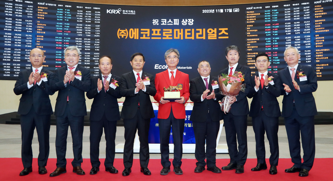 정지헌(왼쪽부터) 한국거래소 유가증권시장본부장보, 채남기 한국IR협의회 회장, 이기헌 상장회사협의회 부회장, 양태영 한국거래소 유가증권시장본부장, 김병훈 에코프로머티리얼즈 대표이사, 허개화 GEM주식유한회사 회장, 송호준 에코프로 대표이사, 김미섭 미래에셋증권 대표이사, 정영채 NH투자증권 대표이사. [한국거래소]