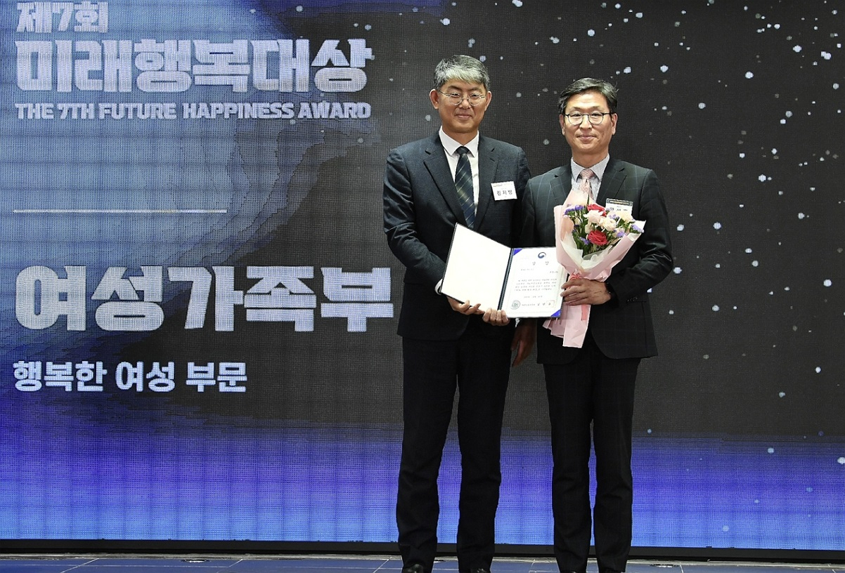 휴젤 여성가족부 장관상 수상 모습[휴젤 제공]