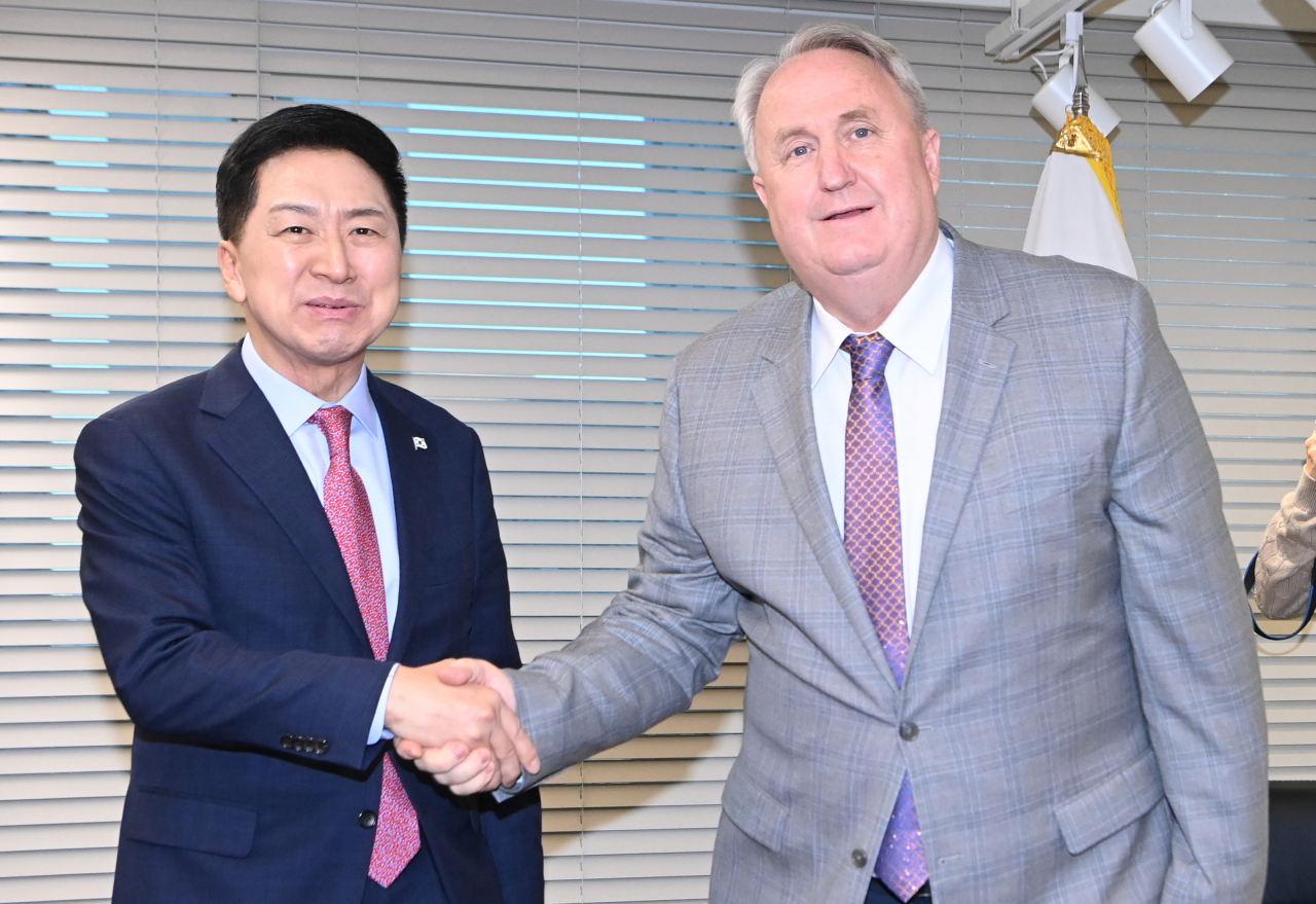 김기현 국민의힘 대표와 인요한 혁신위원장이 17일 오전 서울 여의도 당사에서 면담 전 악수하고 있다. [연합]