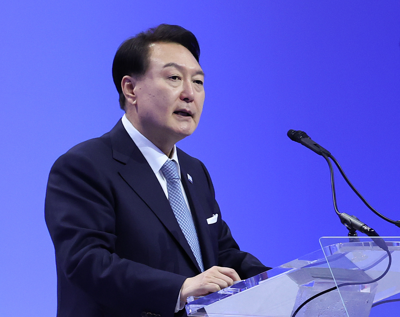 아시아태평양경제협력체(APEC) 정상회의 참석차 미국을 방문한 윤석열 대통령이 15일(현지시간) 샌프란시스코 모스코니 센터에서 열린 APEC CEO 서밋에서 기조연설을 하고 있다. [연합]