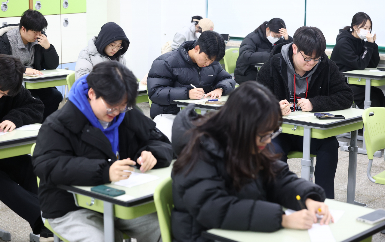 2024학년도 대학수학능력시험 다음날인 17일 오전 서울 시내 한 고등학교에서 고3 학생들이 가채점 표를 작성하고 있다. 사진으 기사와 무관. 연합뉴스