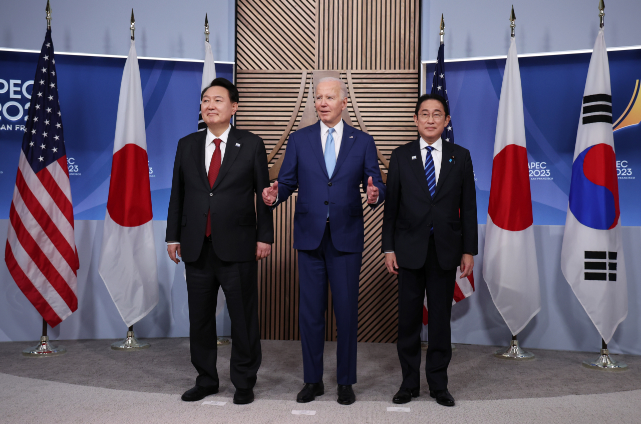 아시아태평양경제협력체(APEC) 정상회의 참석차 미국을 방문 중인 윤석열 대통령이 16일(현지시간) 미국 샌프란시스코 모스코니센터에서 열린 한미일 정상 회동에서 조 바이든 미국 대통령, 기시다 후미오 일본 총리와 기념촬영을 하고 있다. [연합]
