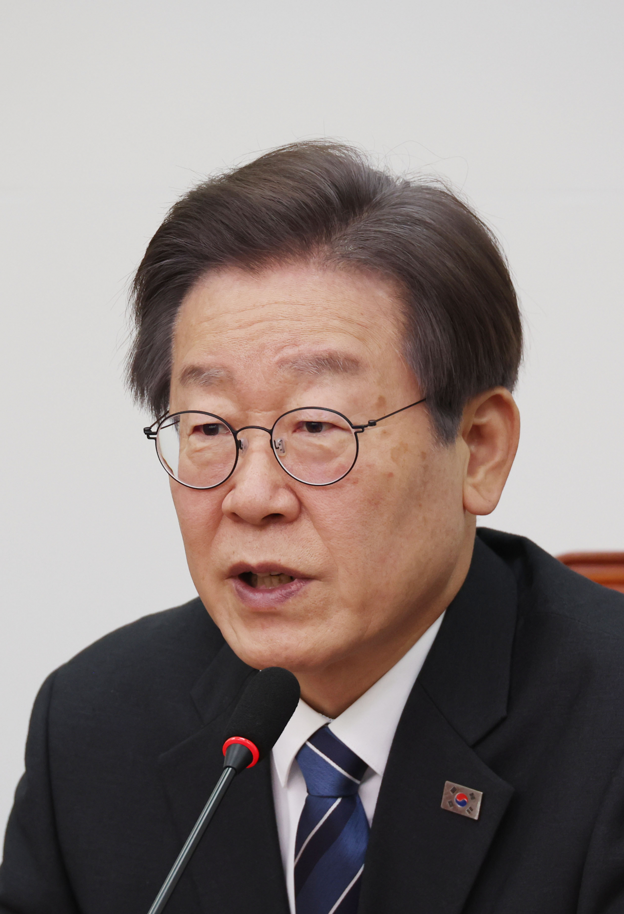 이재명 더불어민주당 대표가 17일 국회에서 열린 최고위원회의에서 발언을 하고 있다. [연합]