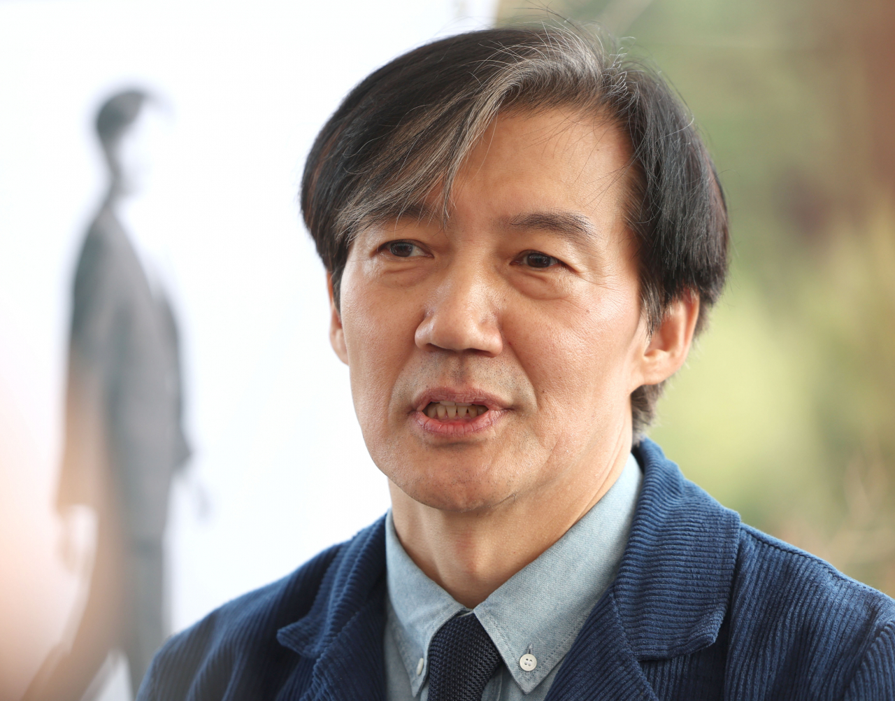 조국 전 법무부 장관이 최근 경남 양산시 하북면 평산마을 평산책방에서 열린 '디케의 눈물, 조국 작가와의 만남'에서 취재진과 인터뷰하고 있다. 연합뉴스