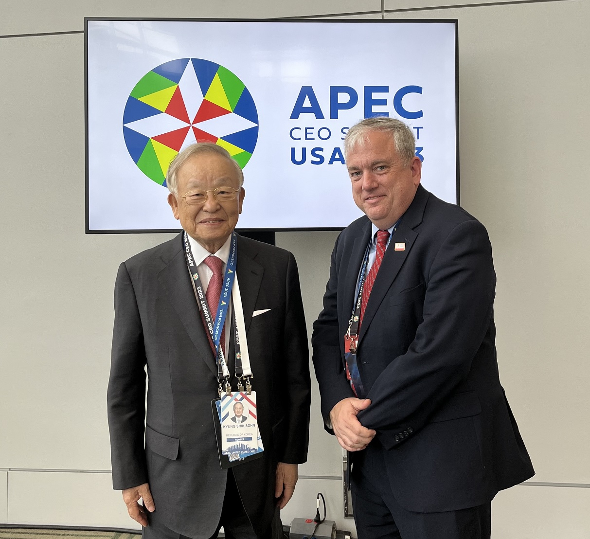 손경식(왼쪽) 한국경영자총협회 회장과 매트 머레이 미국 APEC 대사가 기념 촬영을 하는 모습. [한국경영자총협회 제공]