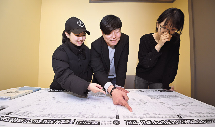 17일 서울 양천구 목동종로학원에서 2024학년도 대학수학능력시험 가채점을 마무리한 응시생들이 선생님과 함께 정시 대학 배치표를 살펴보고 있다. 임세준 기자