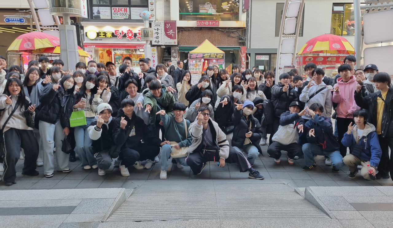 오미쿄다이샤 고교생들의 자유분방한 부산 즐기기 표정