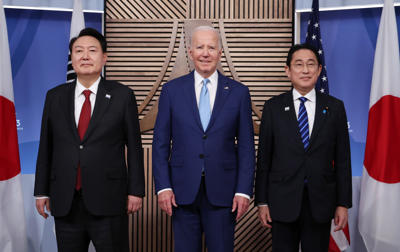아시아태평양경제협력체(APEC) 정상회의 참석차 미국을 방문 중인 윤석열 대통령이 16일(현지시간) 미국 샌프란시스코 모스코니센터에서 열린 한미일 정상 회동에서 조 바이든 미국 대통령, 기시다 후미오 일본 총리와 기념촬영을 하고 있다. [연합]