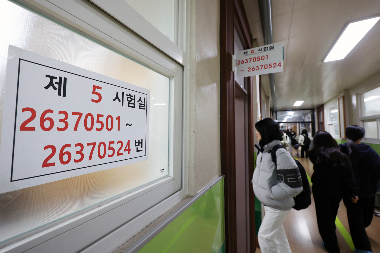 수능일인 16일 오전 광주 북구 경신여고 고사장에서 수험생들이 시험 시작 시간을 기다리고 있다.[연합]