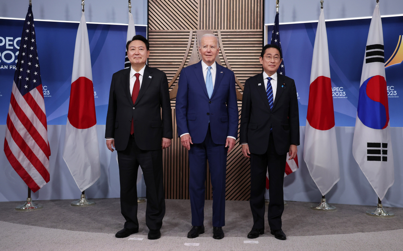아시아태평양경제협력체(APEC) 정상회의 참석차 미국을 방문 중인 윤석열 대통령이 16일(현지시간) 미국 샌프란시스코 모스코니센터에서 열린 한미일 정상 회동에서 조 바이든 미국 대통령, 기시다 후미오 일본 총리와 기념촬영을 하고 있다. [연합]