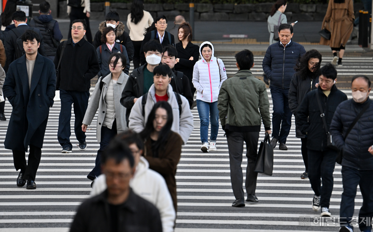 수도권과 강원도에 올가을 첫 한파특보가 발효된 7일 서울 여의도 환승센터에서 시민들이 두툼한 외투를 입고 출근길을 서두르고 있다.(기사 내용과 직접적 관련 없음) 임세준 기자