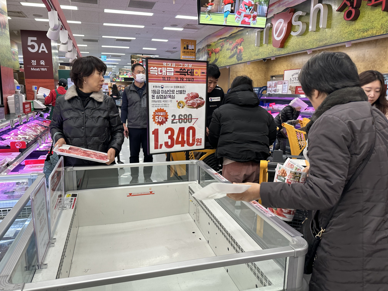 17일 이마트 서울 영등포점 매장 오픈 10분 만에 준비물량만 1t에 달하는 삼겹살과 목살이 모두 동났다. 쓱데이 첫날 이마트는 삼겹살과 목살을 반값에 판매했다. 신주희 기자