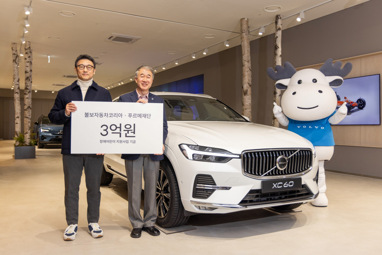 이윤모(왼쪽) 볼보자동차코리아 대표와 백경학 푸르메재단 상임이사가 기념 촬영을 하는 모습. [볼보자동차코리아 제공]