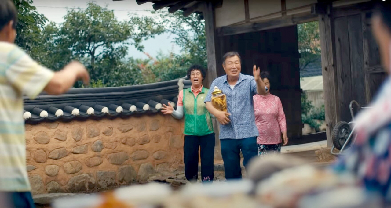 한국관광공사 지구촌 홍보영상 새타령은 아끼던 술을 동네 어르신 잔치에 쾌척하는 순천의 구수한 인심을 그렸다.