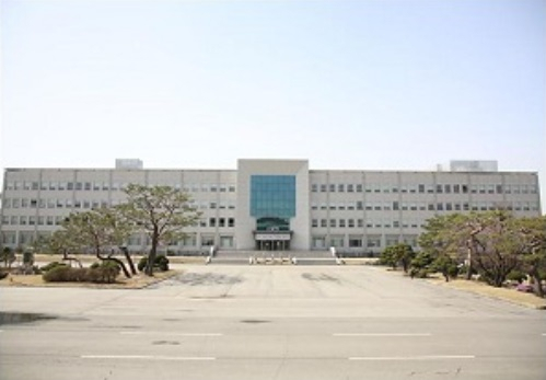 홍범도장군기념사업회 이사장을 맡고 있는 우원식 더불어민주당 의원은 17일 국방부로부터 제출받은 자료를 통해 육사 내 독립전쟁영웅실 철거 공사가 이달 30일 완료되는 것으로 확인됐다고 밝혔다. 독립전쟁영웅실이 설치돼 있는 육사 충무관. [육사 홈페이지]
