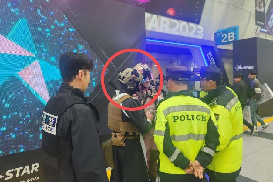 지난 16일 지스타 2023이 열린 부산 벡스코에서 군인 분장을 한 관람객. [이영기 기자/20ki@]