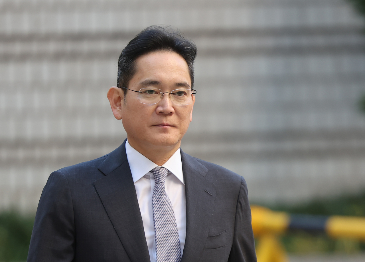이재용 삼성전자 회장이 17일 오전 서울 서초구 서울중앙지방법원에서 열린 '회계부정·부당합병' 관련 1심 결심 공판에 출석하고 있다. [연합]
