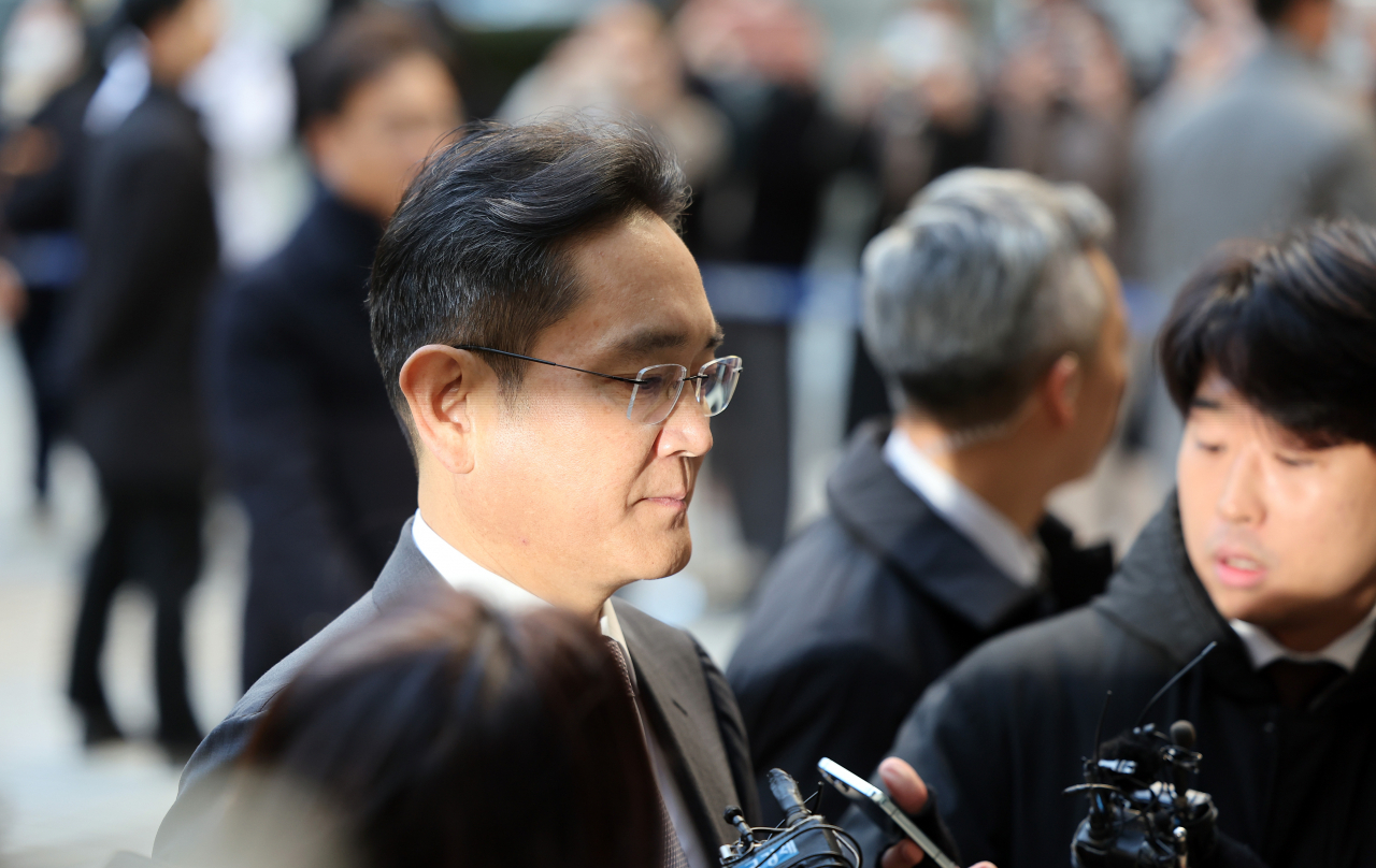 이재용 삼성전자 회장이 17일 오전 서울 서초구 서울중앙지방법원에서 열린 ‘회계부정·부당합병’ 관련 1심 결심 공판에 출석하고 있다. [연합]