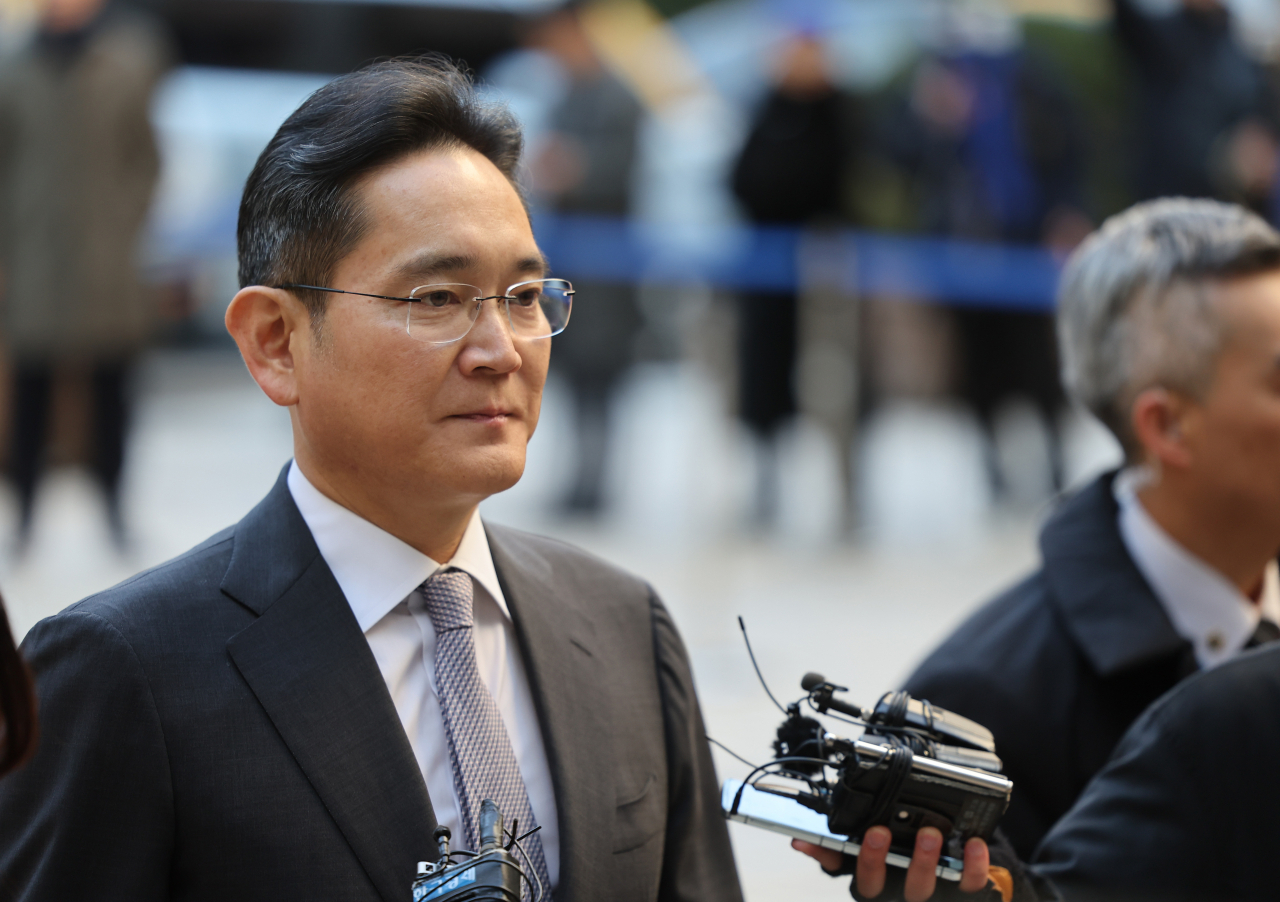 이재용 삼성전자 회장이 17일 오전 서울 서초구 서울중앙지방법원에서 열린 '회계부정·부당합병' 관련 1심 결심 공판에 출석하고 있다. [연합]