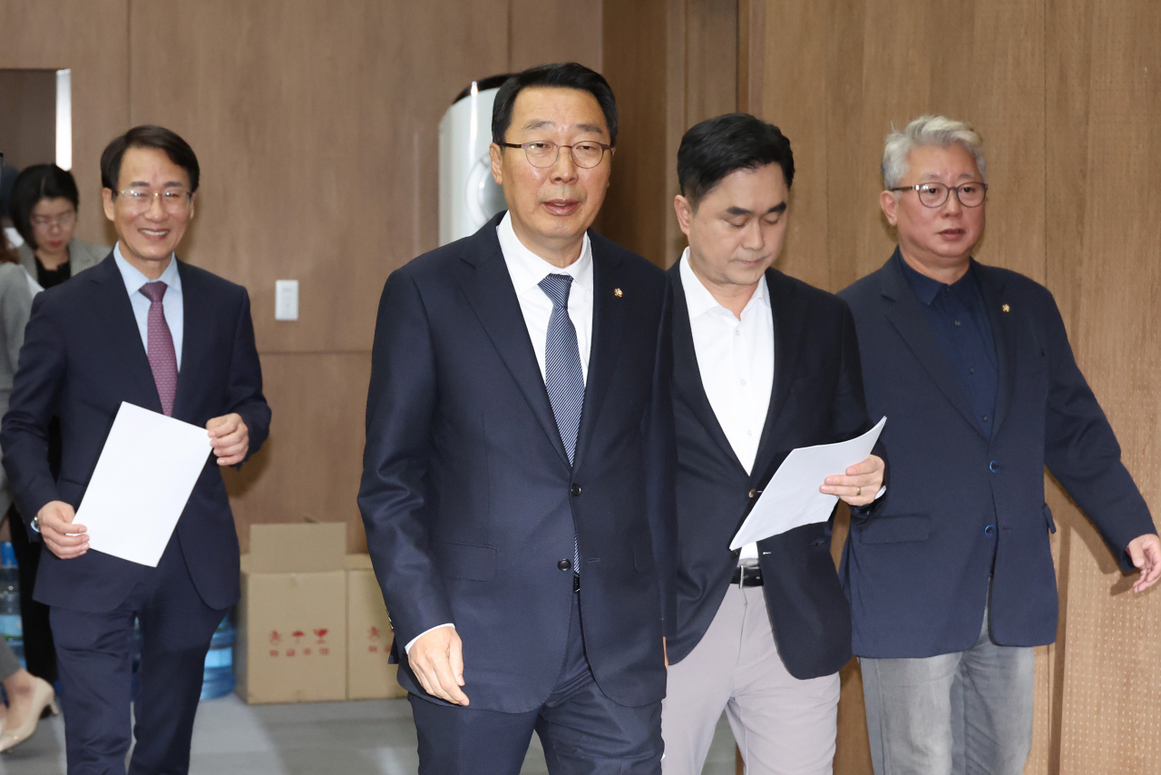 이원욱(왼쪽부터), 윤영찬, 김종민, 조응천 더불어민주당 의원이 16일 국회 소통관에서 '원칙과 상식' 출범 기자회견을 위해 입장하고 있다. [연합]