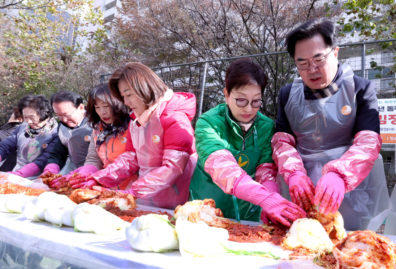 “버무리기만 해요”…DIY김장 vs 온라인 주문, 당신의 선택은? [푸드360]