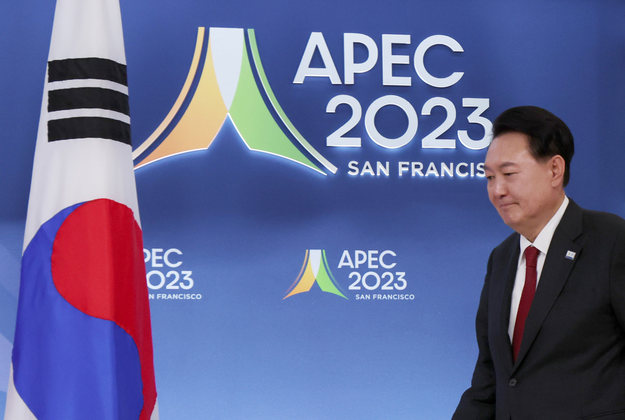 아시아태평양경제협력체(APEC) 정상회의 참석차 미국을 방문 중인 윤석열 대통령이 16일(현지시간) 미국 샌프란시스코 모스코니센터에서 열린 한미일 정상 회동에 입장하고 있다. [연합]