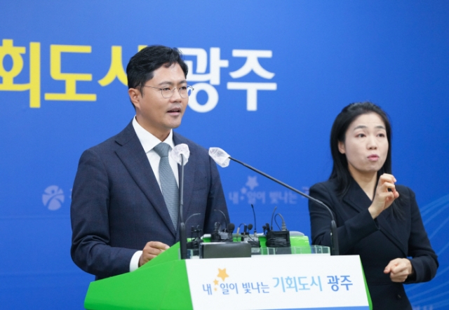김광진 광주시 문화경제부시장이 15일 오후 광주시청 브리핑룸에서 군공항 이전 추진과 관련한 광주시의 입장문을 발표하고 있다.[광주시 제공]