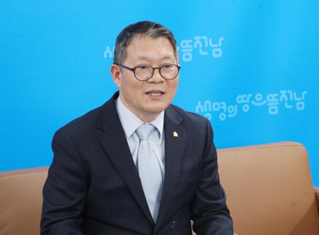 장헌범 전남도 기획조정실장이 17일 오후 도청 기자실에서 지난 15일 광주시의 광주 군 공항 이전 관련 입장 발표에 대한 전라남도의 입장을 빌표하고 있다.[전남도 제공]