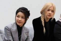 블랙핑크 멤버 로제가 17일(현지시간) 캘리포니아주 쿠퍼티노에서 아시아태평양경제협력체(APEC) 정상회의 참석 정상의 배우자들을 대상으로 열린 정신건강 관련 행사에 참석했다. 로제 왼쪽에 김건희 여사가 자리했다. [AP=연합]