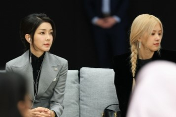 블랙핑크 멤버 로제가 17일(현지시간) 캘리포니아주 쿠퍼티노에서 아시아태평양경제협력체(APEC) 정상회의 참석 정상의 배우자들을 대상으로 열린 정신건강 관련 행사에 참석했다. 로제 왼쪽에 김건희 여사가 자리했다. [AP=연합]