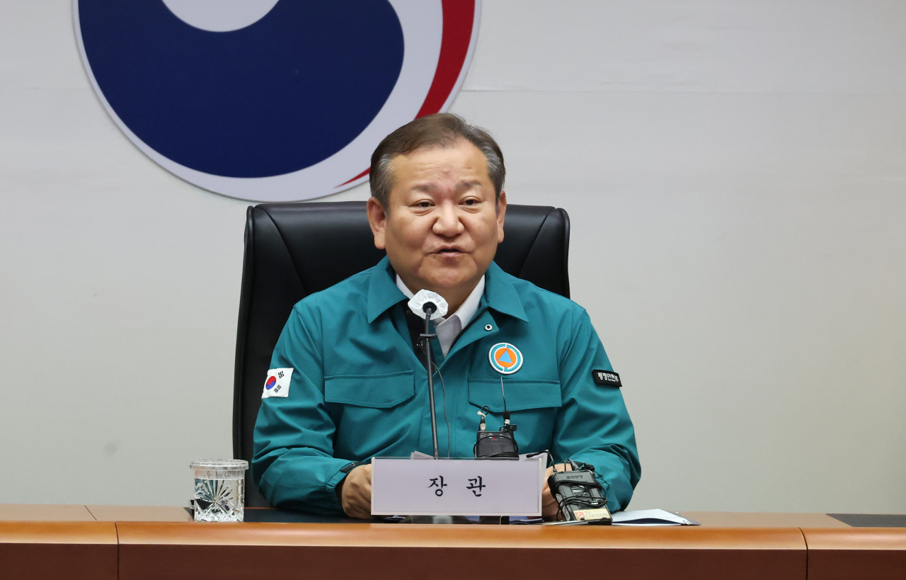 이상민 행정안전부 장관이 18일 밤 정부서울청사에서 열린 지방행정전산서비스장애 대책본부 회의에 참석해 발언하고 있다. [연합]