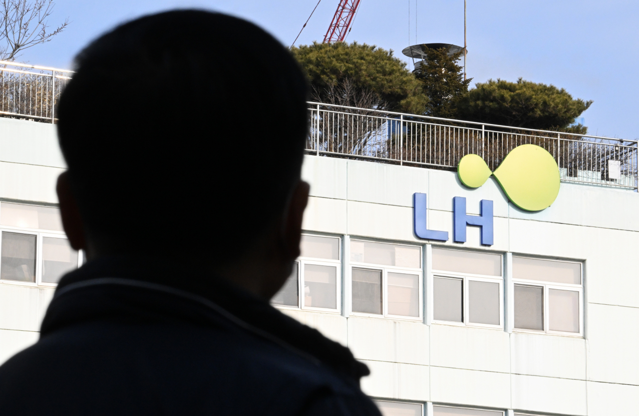 서울 강남구 한국토지주택공사 서울지역본부를 한 시민이 바라보고 있다. 임세준 기자
