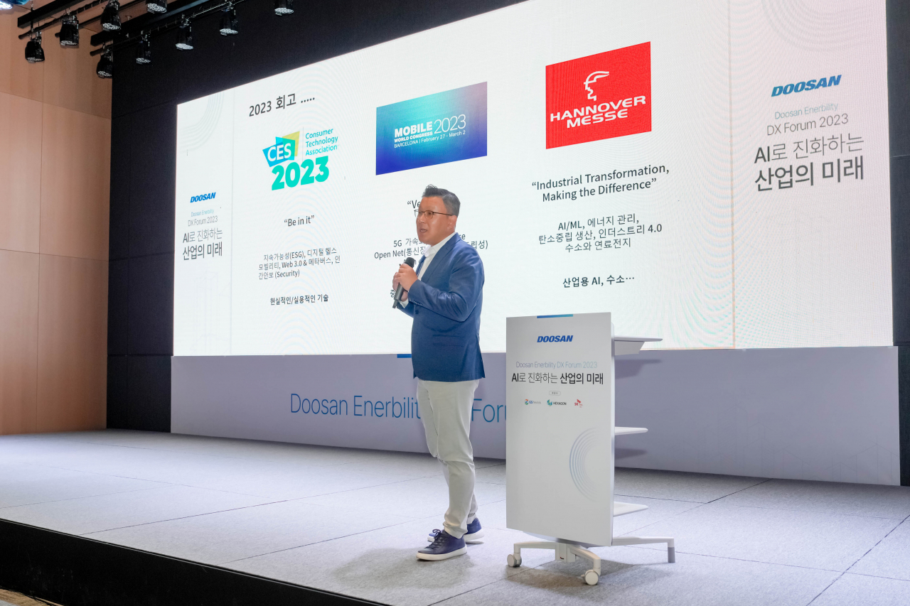 17일 분당두산타워에서 열린 ‘DX 포럼 2023’에서 송용진 두산에너빌리티 전략혁신부문장이 인사말을 하고 있다. [두산에너빌리티 제공]