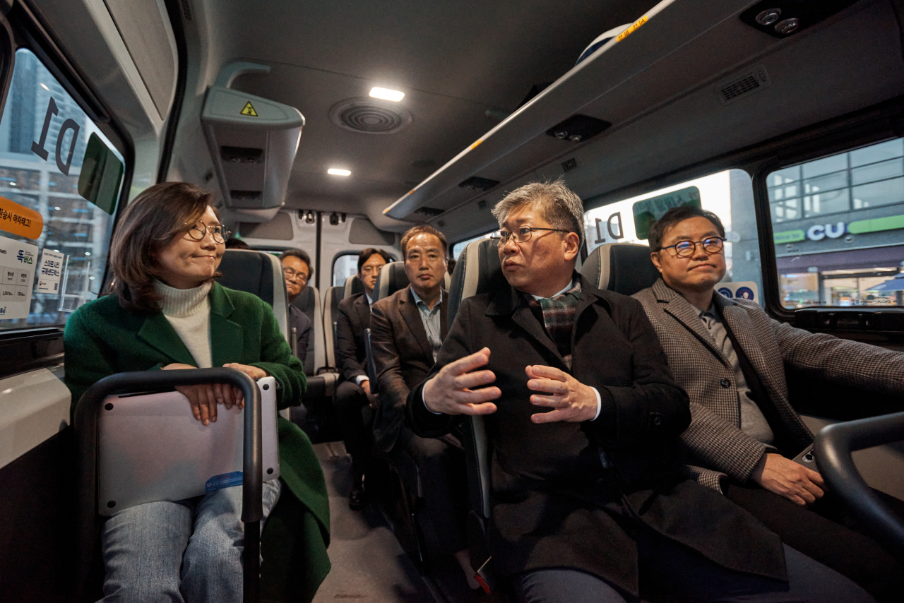 김수영(왼쪽부터) 현대차·기아 셔클사업실 상무, 김영태 OECD 국제교통포럼 사무총장, 신승규 현대차·기아 PCO 전무가 ‘똑타’ 서비스 차량을 시승하고 있는 모습. [현대차 제공]
