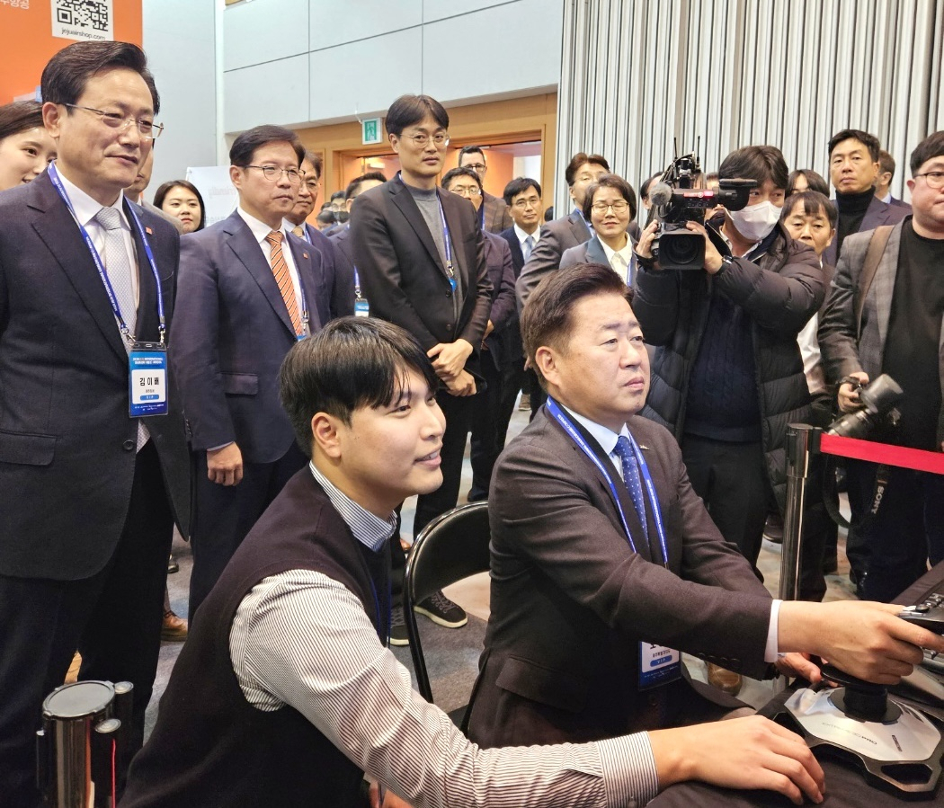 제주 국제컨벤션센터에서 진행된 ‘2023 제주 국제 UAM·드론 컨페스타’ 에서 김이배 제주항공 대표이사와 오영훈 제주특별자치도 도지사가 제주항공 전시부스를 방문하고 있다. [제주항공 제공]