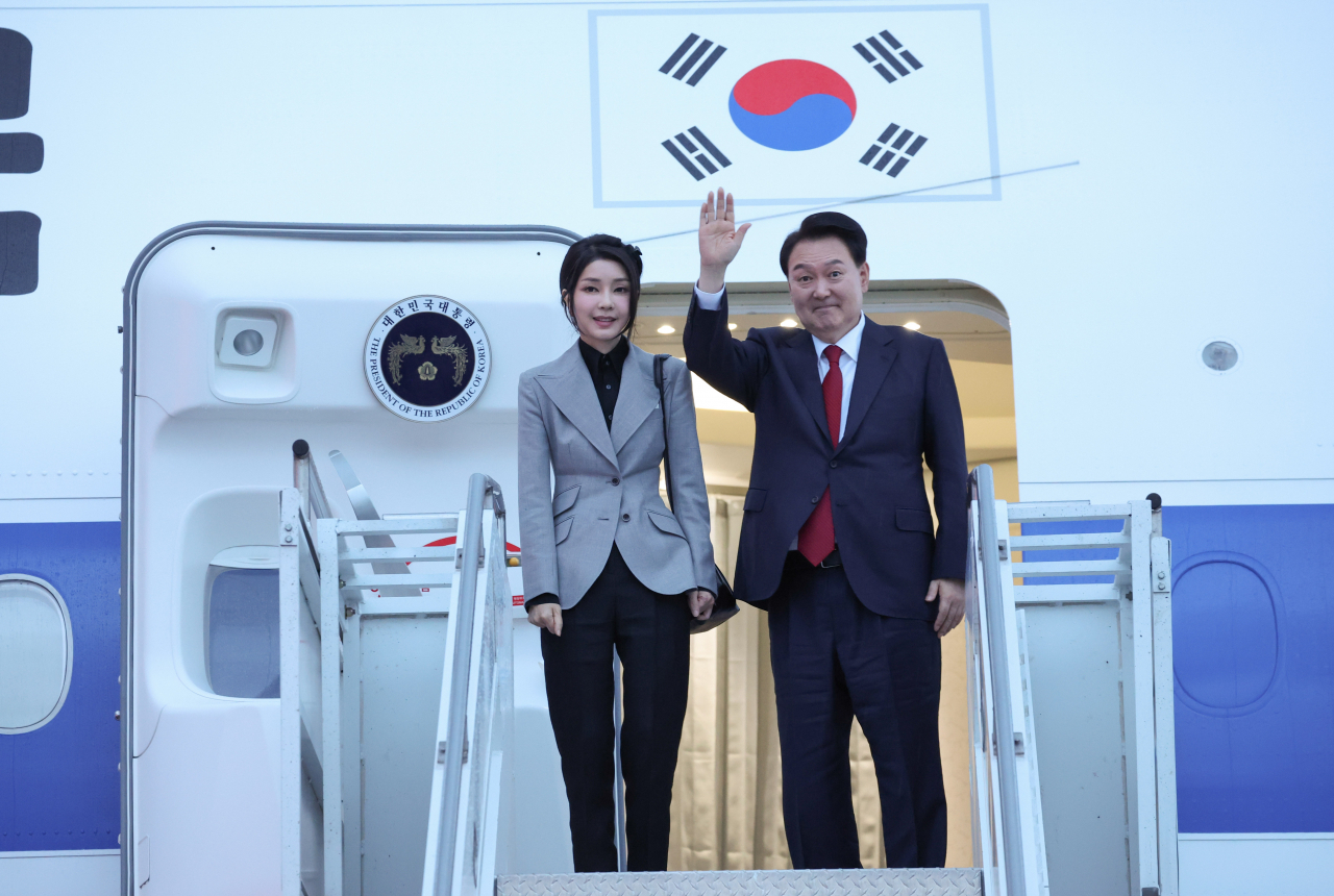 아시아태평양경제협력체(APEC) 정상회의 일정을 마친 윤석열 대통령과 김건희 여사가 17일(현지시간) 미국 샌프란시스코 공항에서 공군1호기 편으로 귀국하기 전 인사하고 있다. [연합]