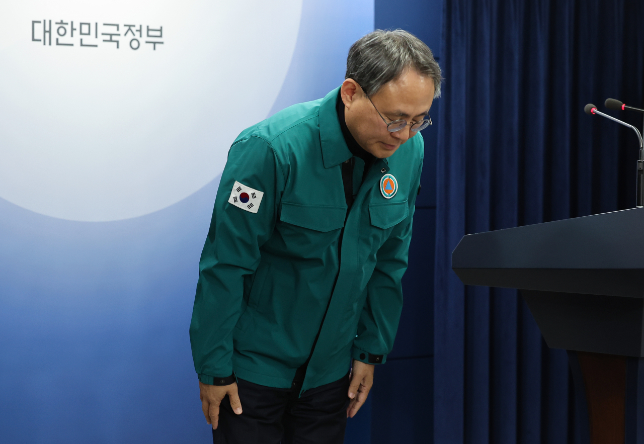 지방행정전산서비스 장애 대책 본부장인 고기동 행정안전부 차관이 19일 오후 서울 종로구 정부서울청사에서 지방행정전산서비스 정상화 관련 브리핑에 앞서 사과인사를 하고 있다. [연합]