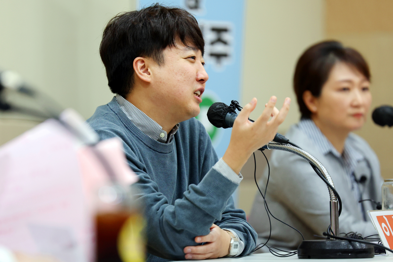 국민의힘 이준석 전 대표가 19일 오후 광주 서구 김대중컨벤션센터에서 열린 'x세대와 MZ세대 정치 고수가 만나 정치혁신과 미래 비전을 논하다' 토크콘서트에서 발언하고 있다. [연합]
