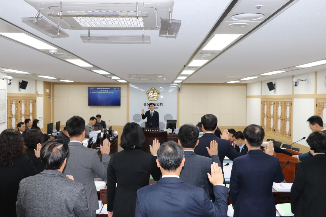 경북도의회 교육위원회 행정사무감사 모습.[경북도의회 제공]