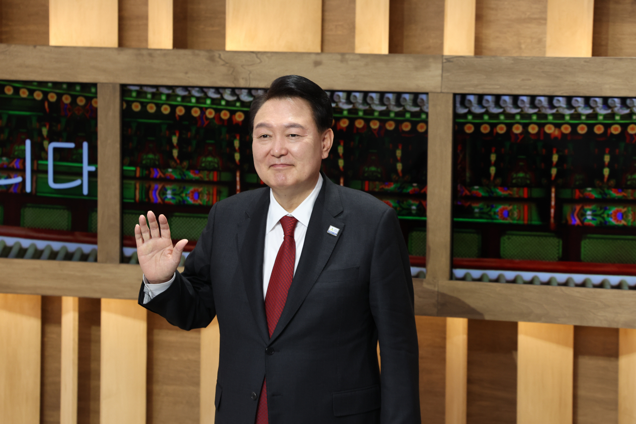 윤석열 대통령이 16일(현지시간) 미국 샌프란시스코 모스코니센터에서 열린 아시아태평양경제협력체(APEC) 정상 단체사진촬영에 도착해 인사하고 있다. [연합]