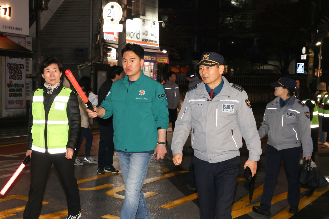 오언석 도봉구청장(가운데)이 도봉구 자율방범연합대와 함께 지난 16일 저녁 창동역 1번 출구에서 수능 청소년 선도·보호 캠페인을 실시하고 있다. [도봉구 제공]